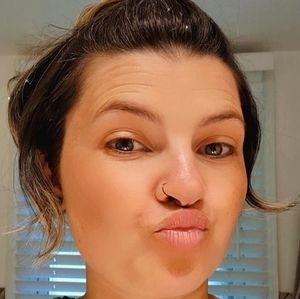 Meet your Posher, Carolina